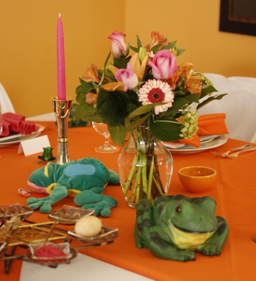 passover, passover frogs, seder table, seder, table setting