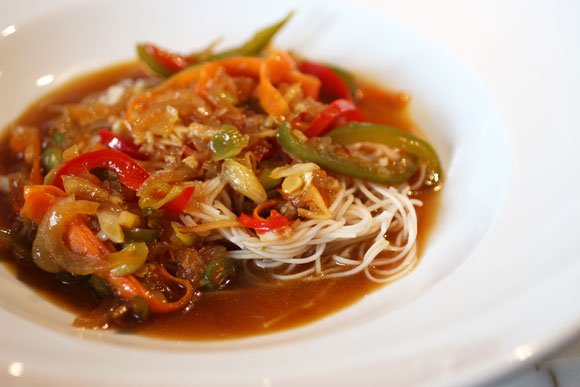 Rice Noodles with Bell Pepper, Ginger, Carrot, Onion and Tamarind Sauce